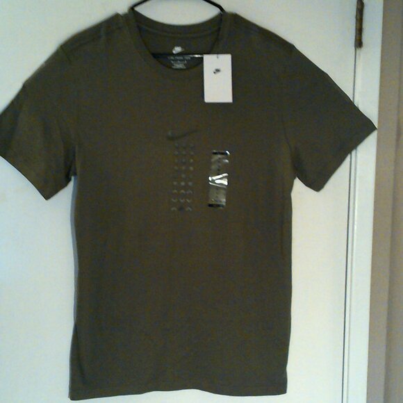 NEW NIKE SPORTSWEAR "Connect 2 Reflective Tee" MEN'S OLIVE T-SHIRT M HQ9246-222 - Picture 7 of 7